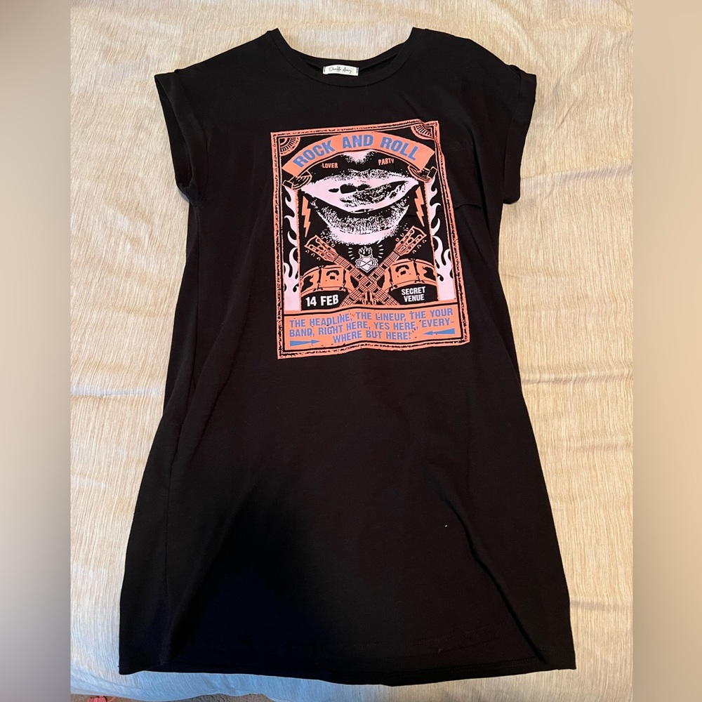 Casual western style tee shirt dress with pockets. Never been worn.